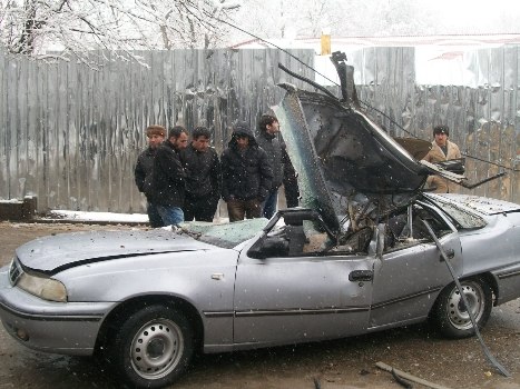 Погода в обикиик таджикистан. Авария Таджикистан Душанбе. Дерев упал на авто Нексия.