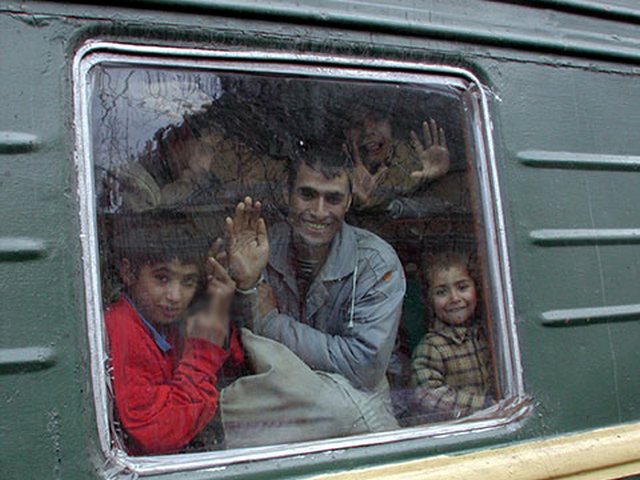 Будут ли депортировать таджиков из россии. Таджики в поезде. Депортация таджиков. Трудовые мигранты Таджикистана в поезд. Таджичка в поезде.