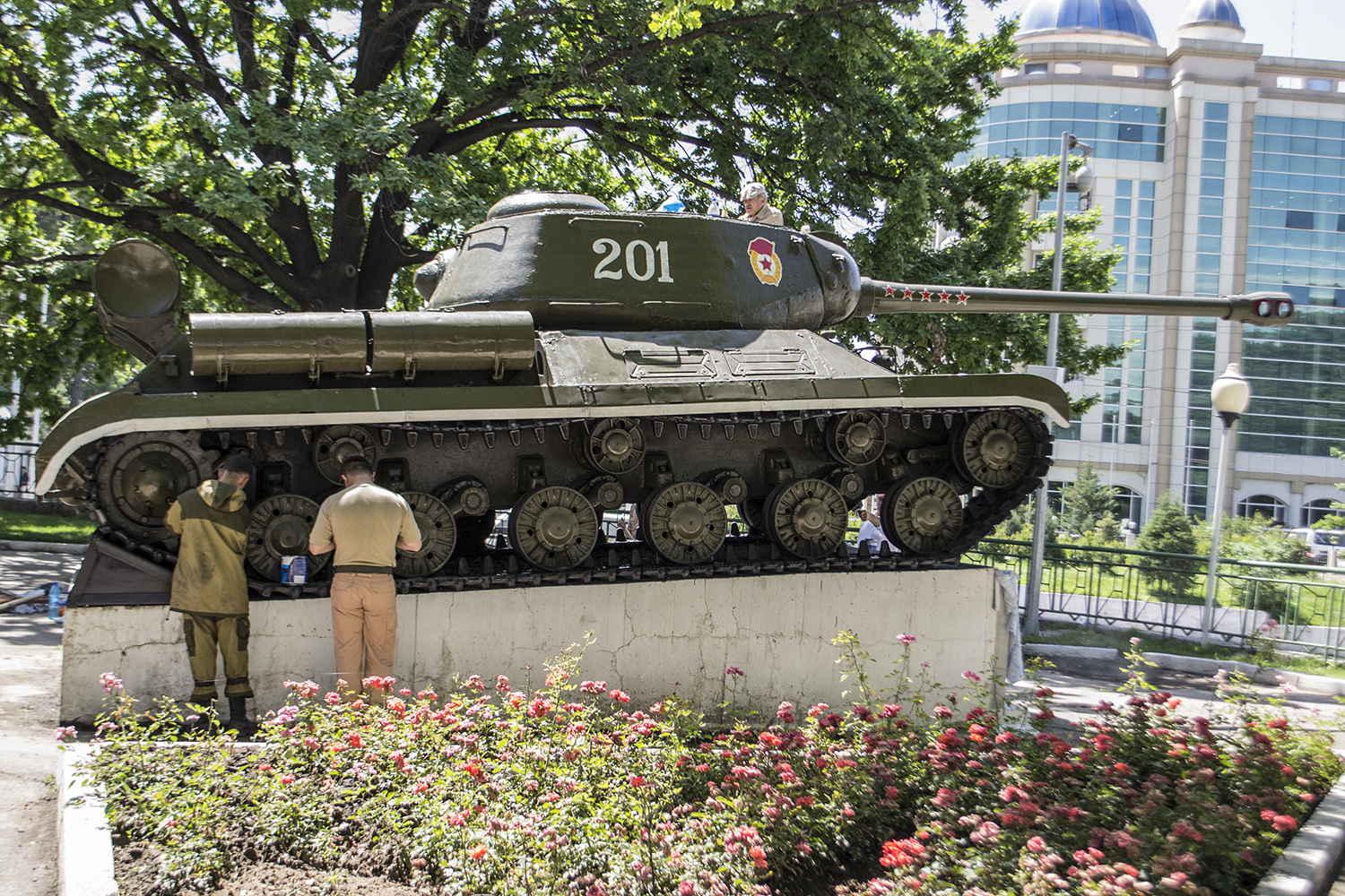 Ис 2 берлин. Танк ИС-2. Танк ИС-2 В парке Победы Душанбе. ИС-2 В Берлине. Танк Победы ИС 2.