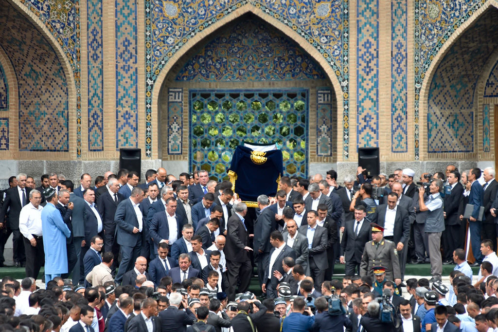 Узбекистан мусульманская. Могила Ислама Каримова в Самарканде.
