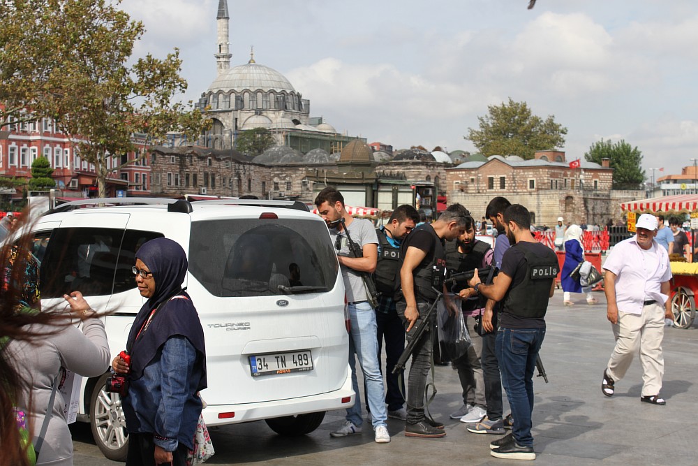 Люди живущие в стамбуле. Мужчины после 30 после Стамбула. Как живут в Стамбуле коренные жители.