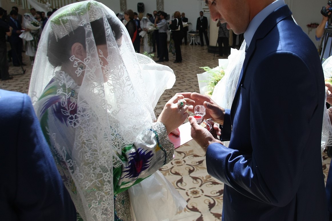 «Ужас, что потом происходит». Как свадьбы в Средней Азии превратились в ад