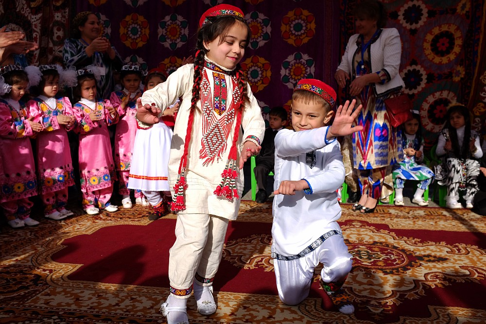 Народы россии таджики. Таджикский костюм для мальчика. Таджикский наряд мальчик. Таджикские детские игры. Детские таджикские костюмы.