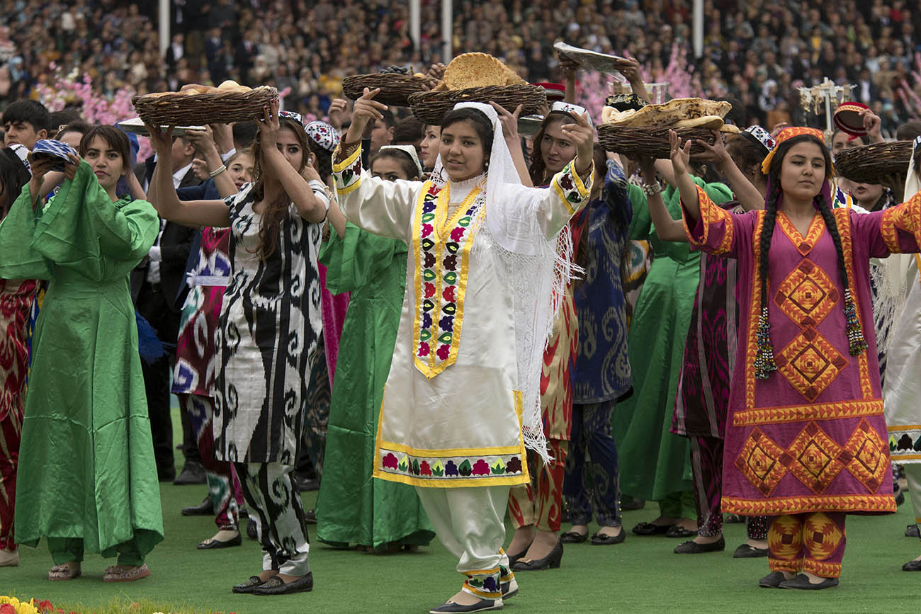 Кто отмечает навруз какие народы. Национальный праздник Навруз в Таджикистане. Таджикистан Навруз байрам. Навруз Таджикистан 2024. Традиции Навруза в Узбекистане.