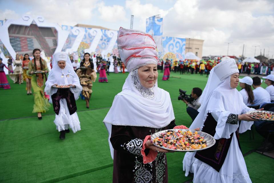 Наурыз видеоролик. Традиция шашу. Традиции казахов шашу. Казахский обряд шашу. Наурыз в Казахстане.