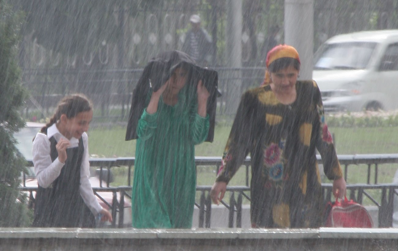 Прогноз в душанбе сегодня. Душанбе дождь. Дождь в Таджикистане. Ливень в Таджикистане. Сильные дожди в Таджикистане.