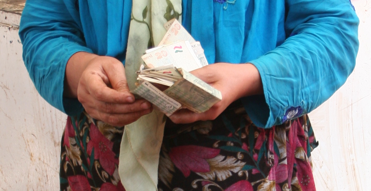 Таджики получают пенсию в россии. Зарплата в Таджикистане. Таджикские деньги. Таджик с деньгами. Таджикский деньги на руках.