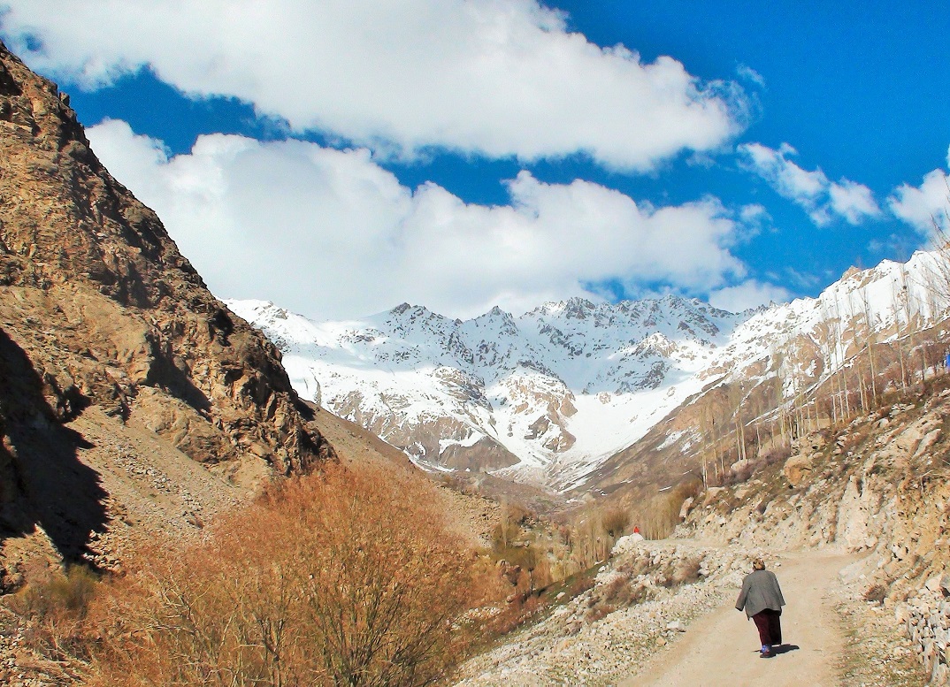 Осу песни кишлак. Горный кишлак Узбекистан. Кишлак Янгиабад Таджикистан. Кишлак в горах Узбекистана. Памир горные кишлаки.
