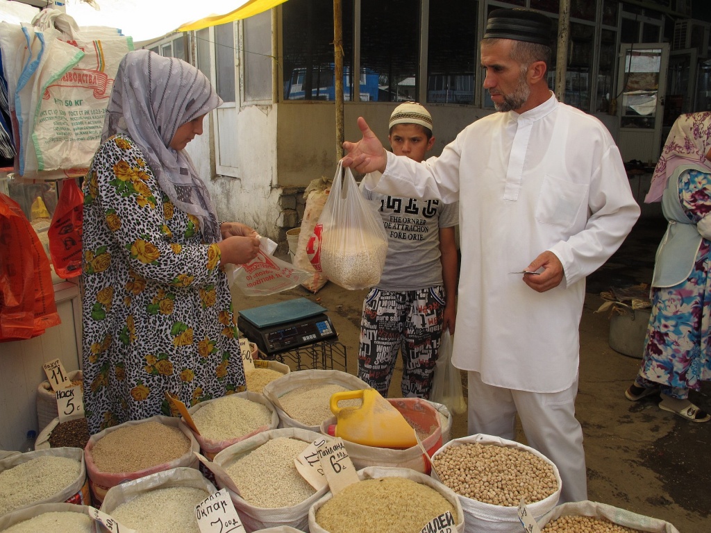 Цена таджикский. Таджикские продукты. Продукты питания Таджикистана. Рис на рынке Таджикистана. Мука в Таджикистане.