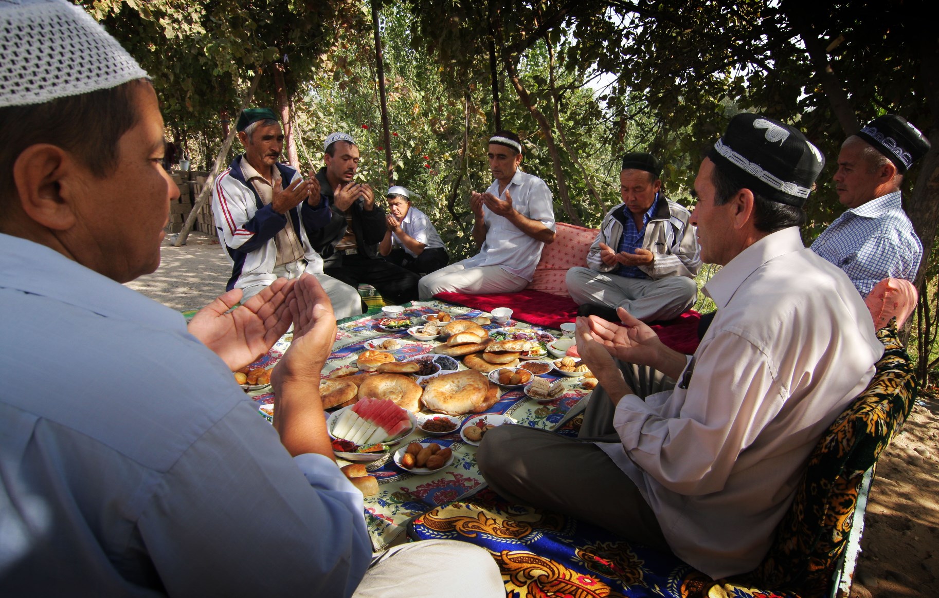 Таджики кто по религии. Дастархан Навруз в Таджикистане. Праздничный дастархан в Таджикистане. Совет улемов Таджикистана. Дастархан праздник Таджикистан.