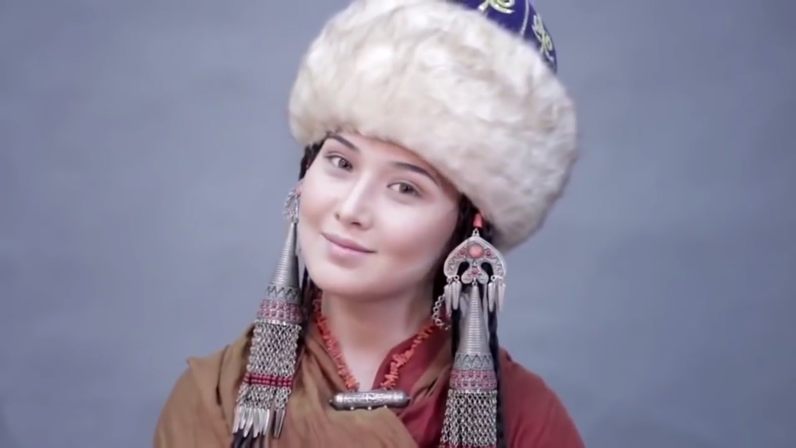 Кыргызстан кызы. Хатун Хан Цусима. Медина актриса Kyrgyz. Монгольская певица Tatar.