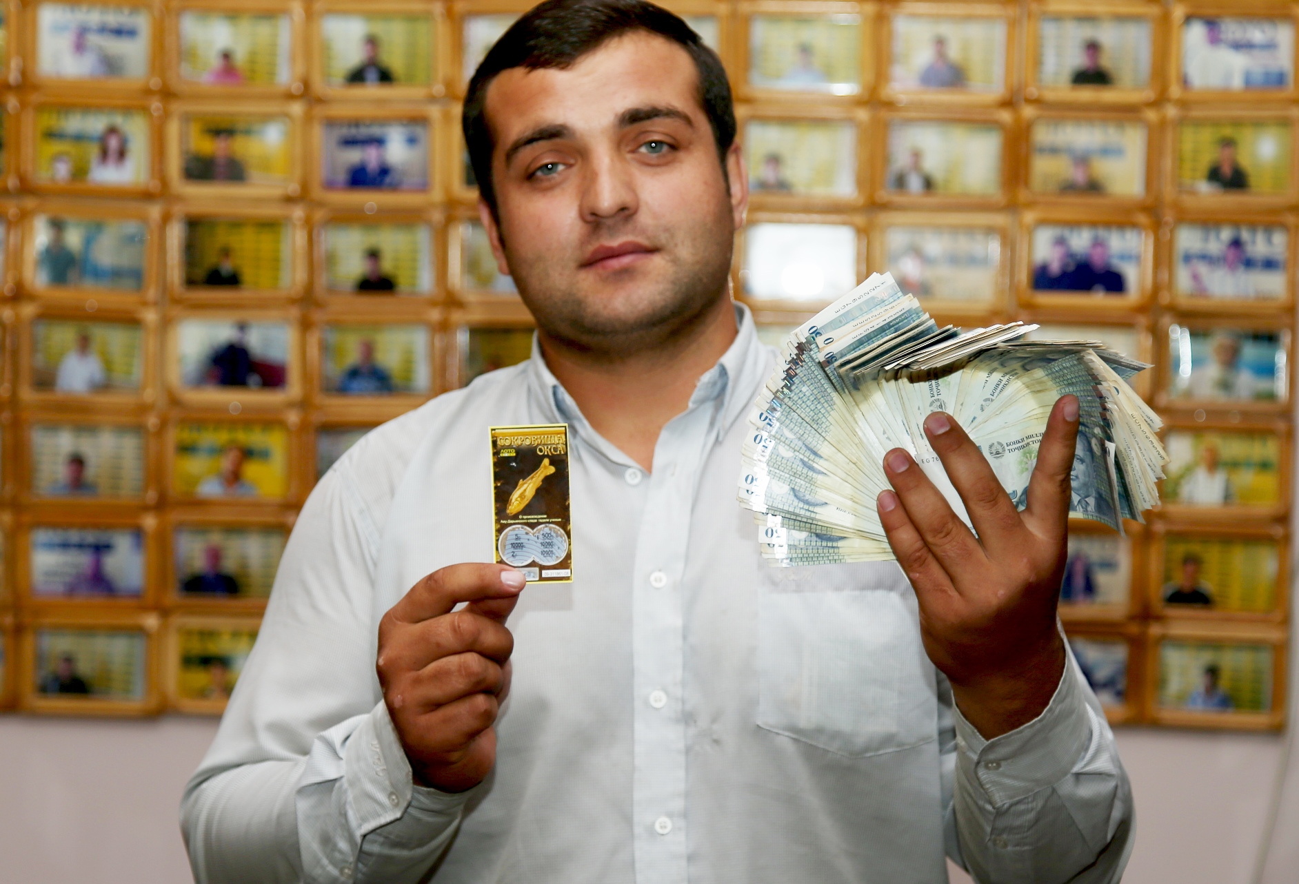 Таджикские деньги курс. Деньги Таджикистана. Таджик с деньгами. Лото Таджикистан. Таджикские деньги Сомони.