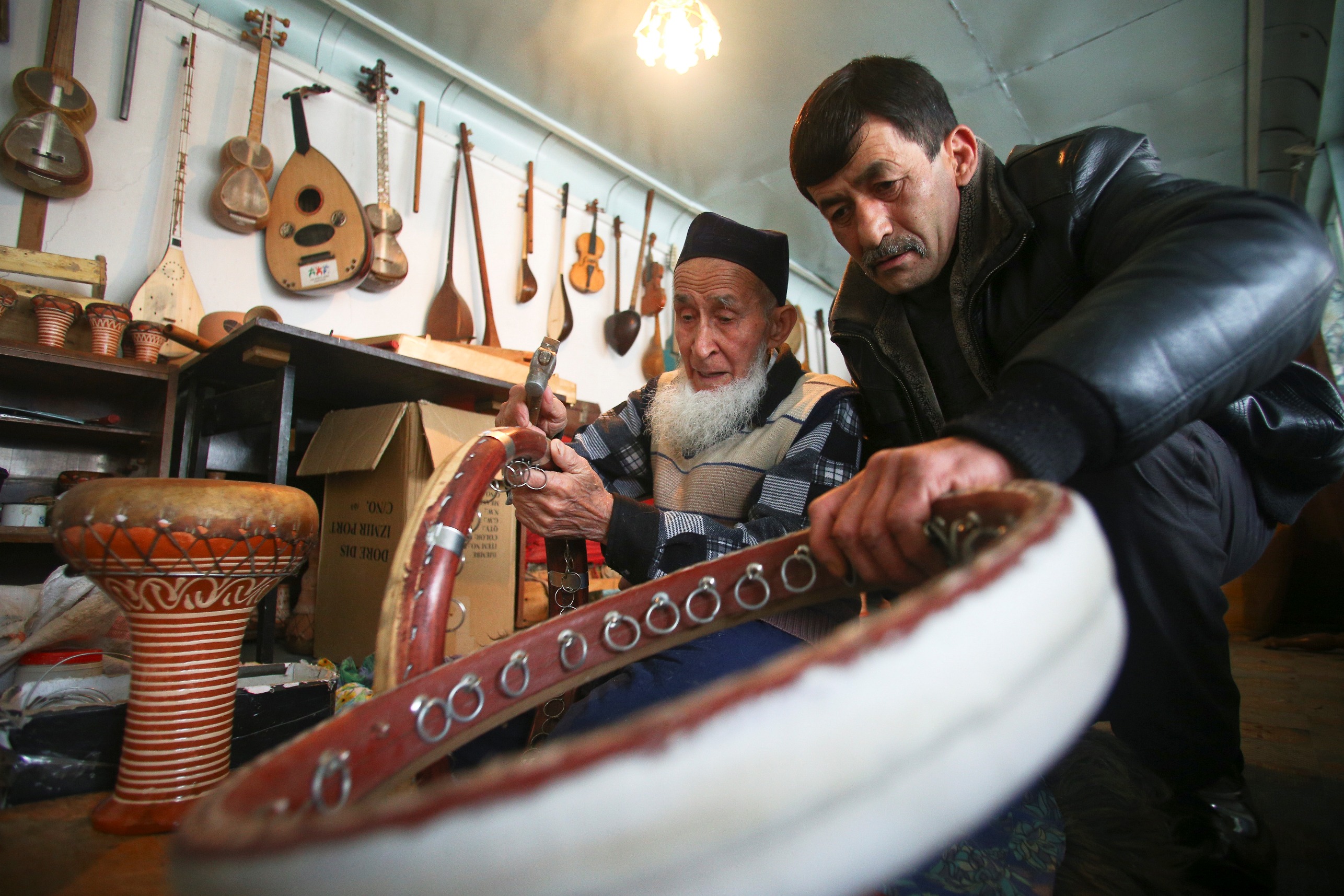 Таджикские инструменты. Нац музыкальные инструменты Таджикистана. Таджикский национальный музыкальный инструмент. Национальные инструменты таджиков. Музыкальные инструменты таджиков.
