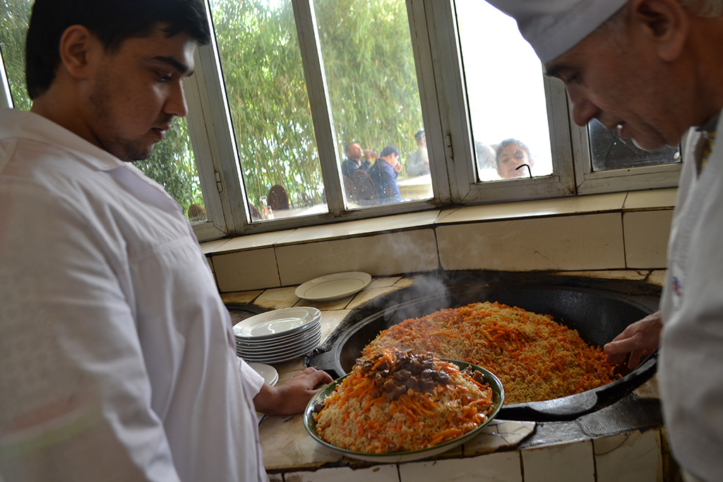 Как готовить таджикский. Ош Таджикистан. Таджик готовит. Таджичка готовит. Оши таджики.