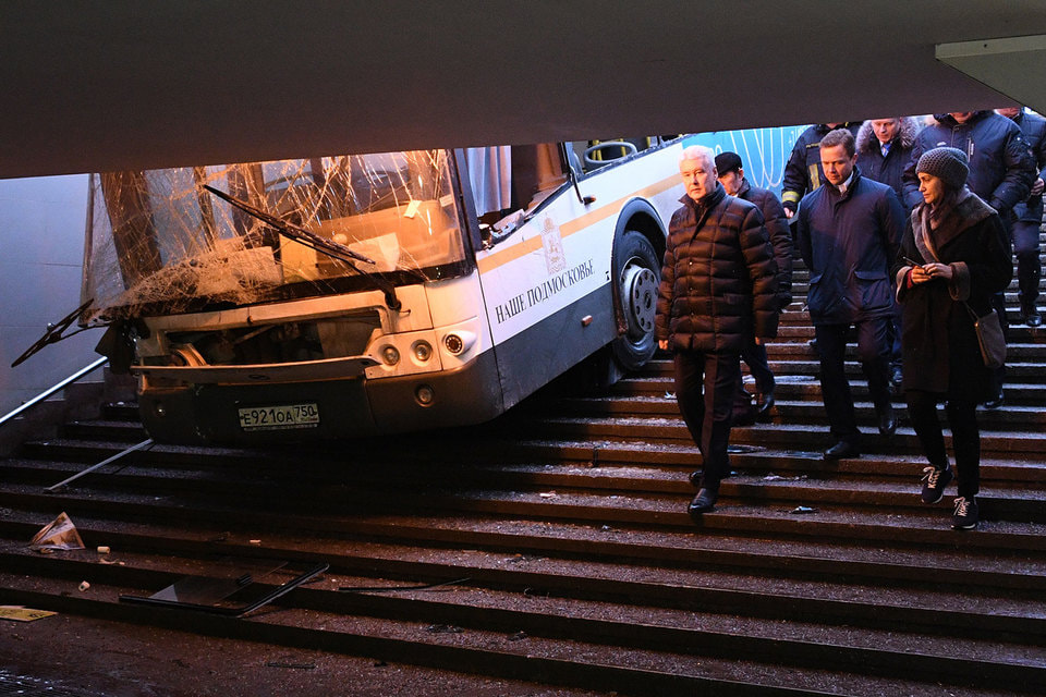 Автобус заехал. ДТП на Славянском бульваре автобус. Автобус заехал в пешеходный переход Славянский бульвар.