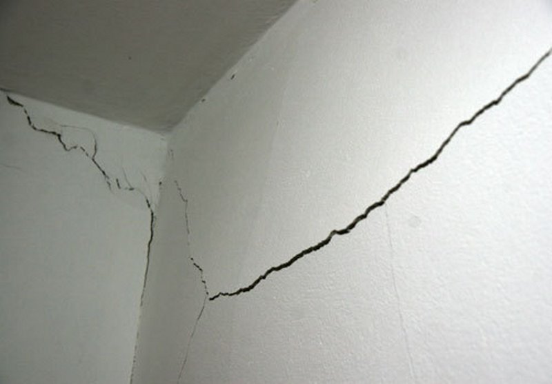 горизонтальные трещины в стене