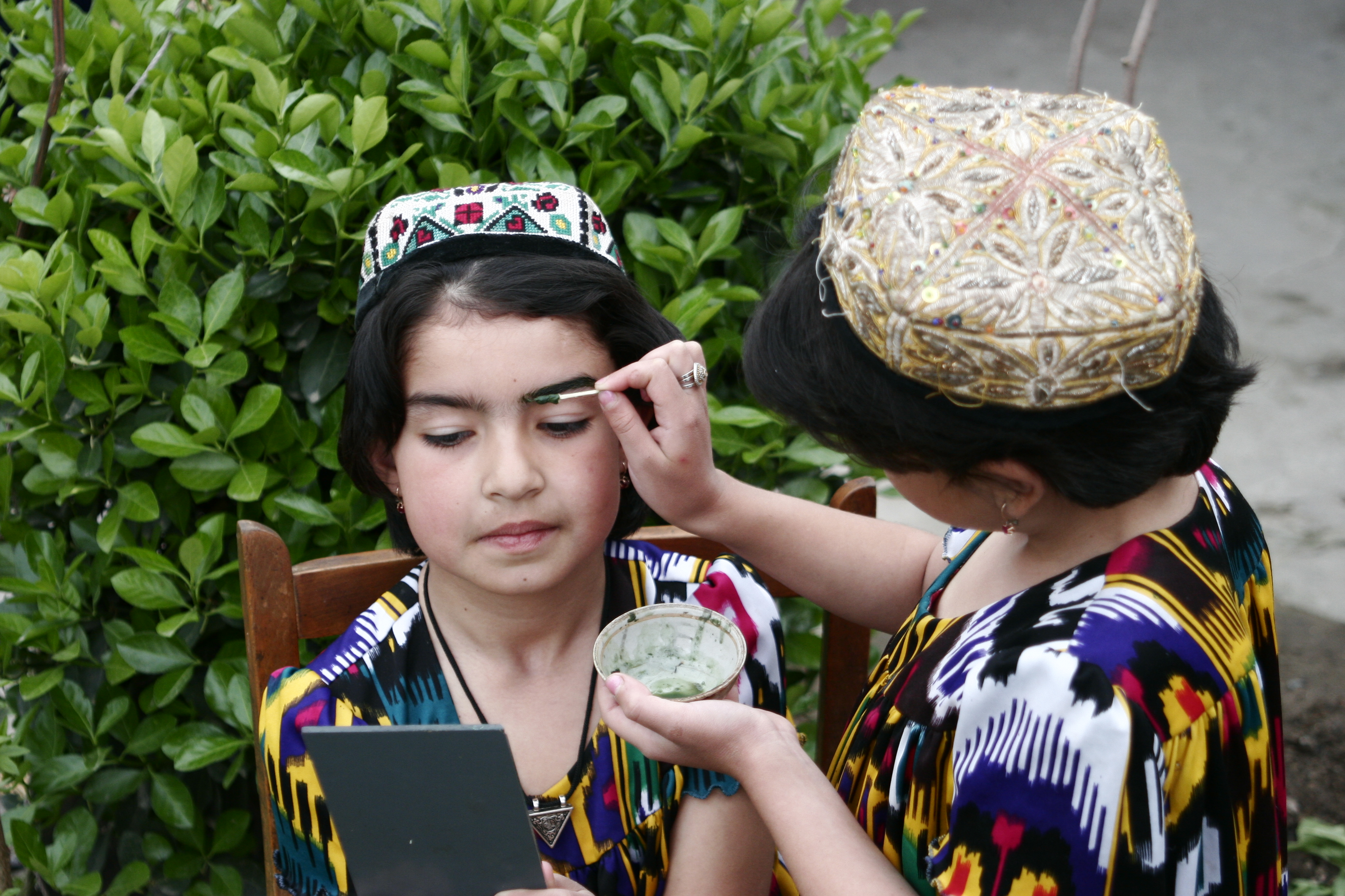 Узбекский стать. Узбекские женщины. Таджикские женщины. Таджикский макияж. Тюбетейка таджикская женская.