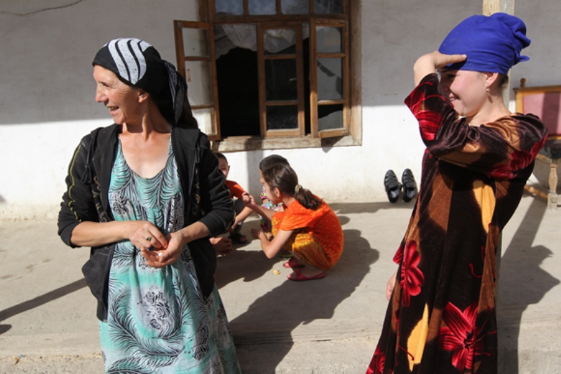 Таджики изменить. Таджикские женщины. Женщина из Таджикистана. Жены в Таджикистане. Женщина в кишлаке.