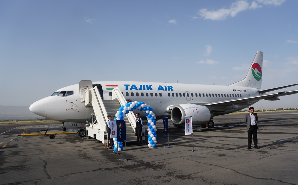 Авиакомпаний душанбе. Авиакомпания Tajik Air. Самолет таджик Эйр. Самолёт Таджикистана таджик АИР. Эйр Самарканд.
