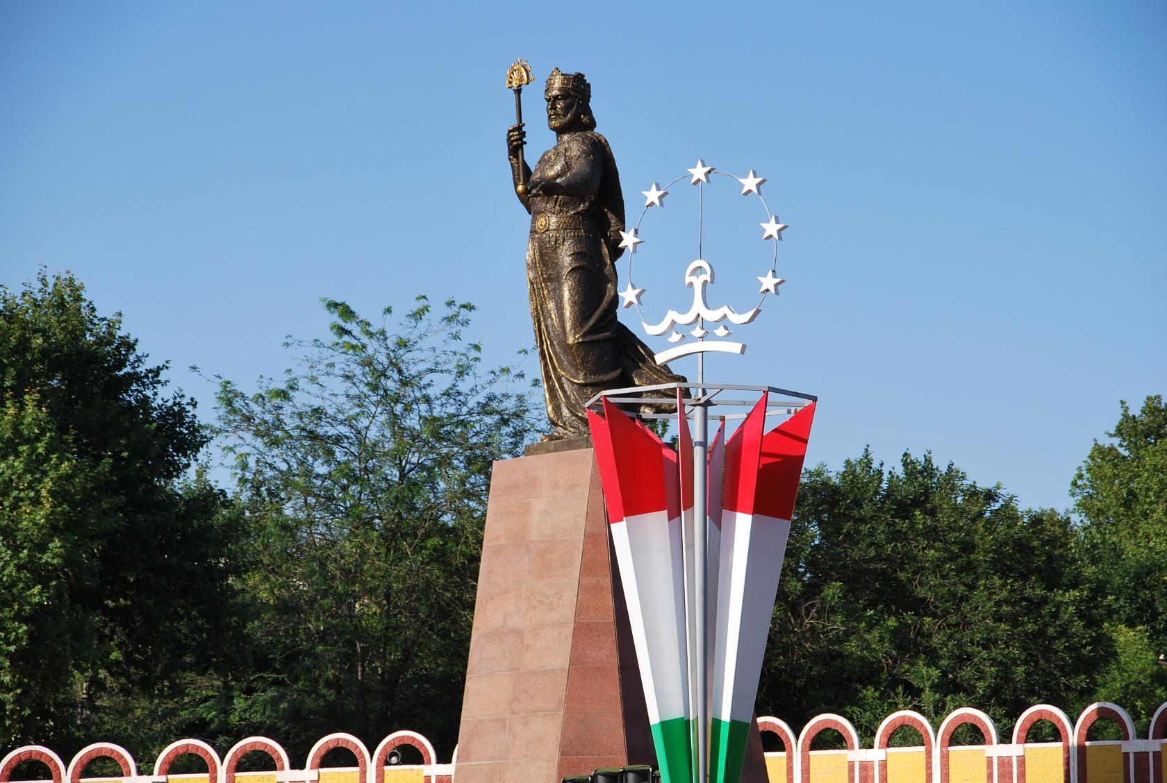 Погода фархор синоптик. Таджикистан памятник Самани. Памятник Сомони в Душанбе. Памятник Исмоили Сомони. Статуя Исмаила Самани.