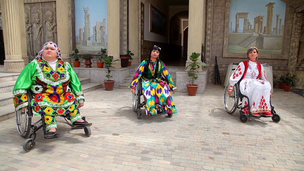 Создай таджикский. Инвалиды в Таджикистане. Таджичка инвалид. Три инвалиды из Таджикистана поют и танцуют. Аробачаи маъюби.