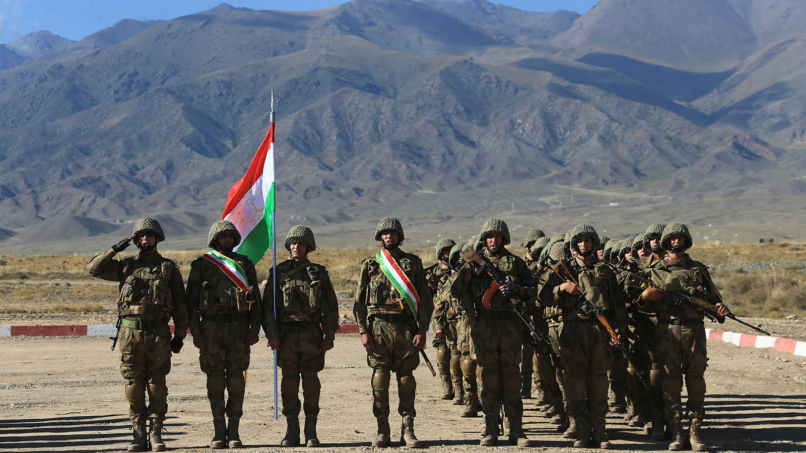 Спецслужбы таджикистана. Вооруженных сил Таджикистана 2020. Военные учения армия Таджикистан. Армия Таджикистана вооружается. Совместные учении Республики Узбекистан и Таджикистан.