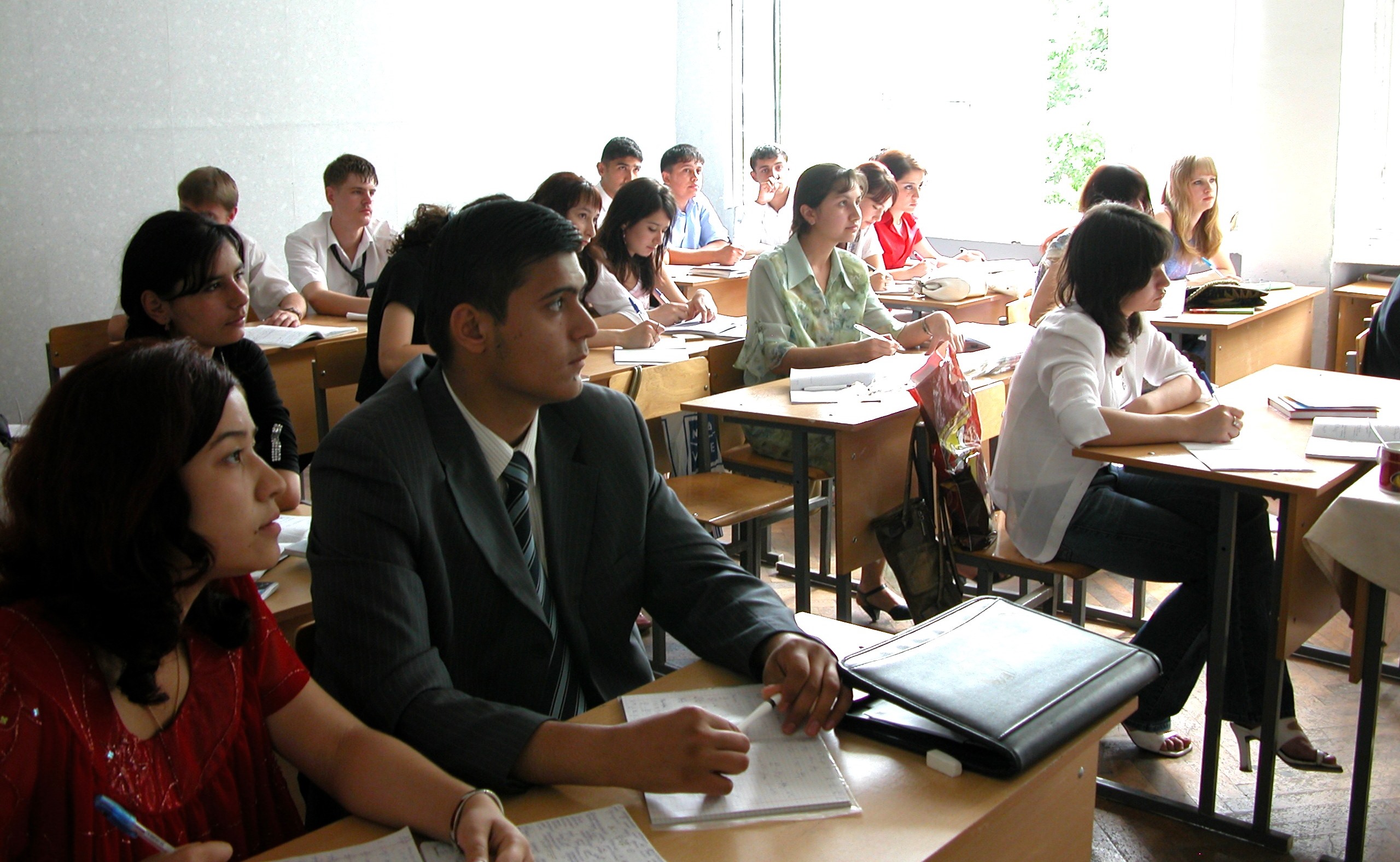 Обучение таджикскому языку. Школа в Таджикистане. Таджикистан университет. Учебные заведения Таджикистана. Студенты Таджикистана.