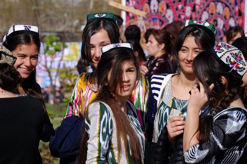 Таджикский молодежный. Современные таджички. Женщины Таджикистана. Душанбе девушки. Таджикские женщины современные.