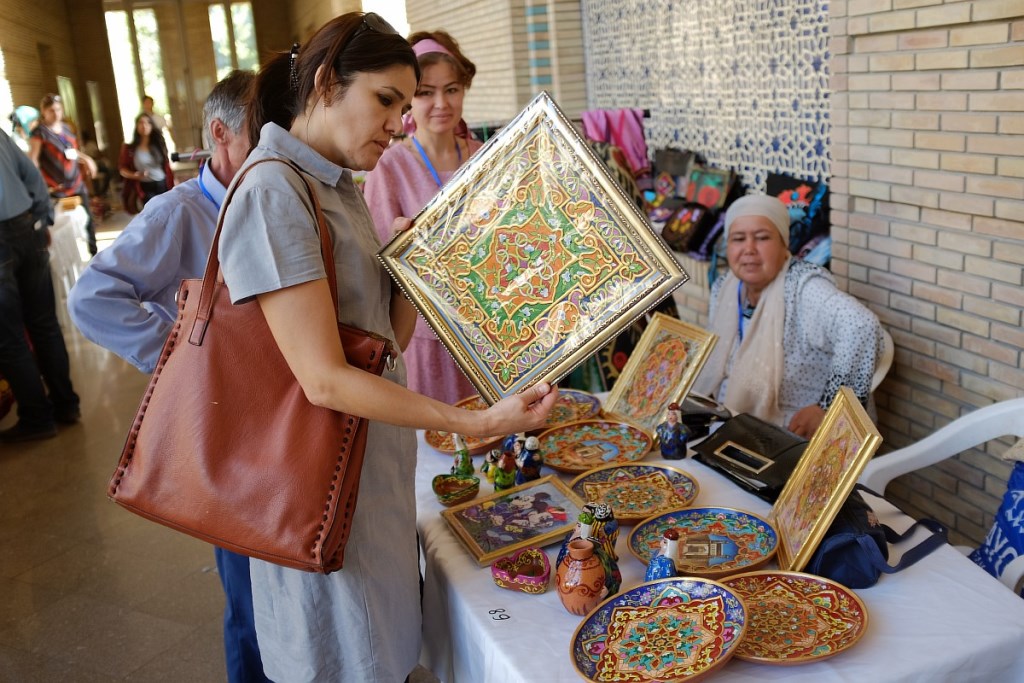 8 по таджикски. Таджикские сувениры. Сувениры Таджикистана национальный. Подарки из Таджикистана. Национальные товары из Таджикистана.