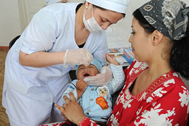 В таджикистане делают прививку от полиомиелита