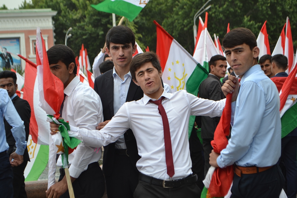Сколько лет таджикски. Таджикская молодежь. Таджики молодежь. Таджикистан современная молодежь.