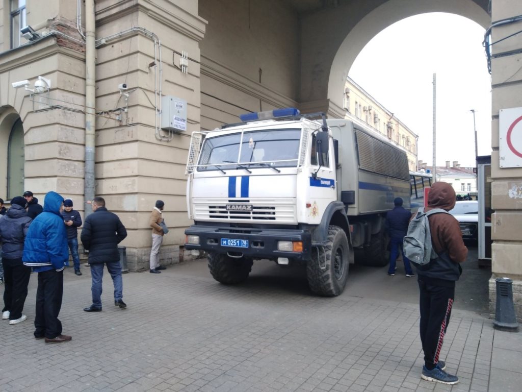 После пятничной молитвы в....автозак. В Петербурге ОМОН провел миграционный  рейд | Новости Таджикистана ASIA-Plus