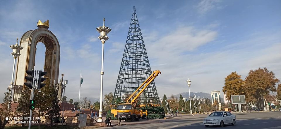 Погода душанбе день. Главная площадь Душанбе. Пагода Таджикистана Душанбе. Площадь Таджикистана 2020. Душанбе сурат.