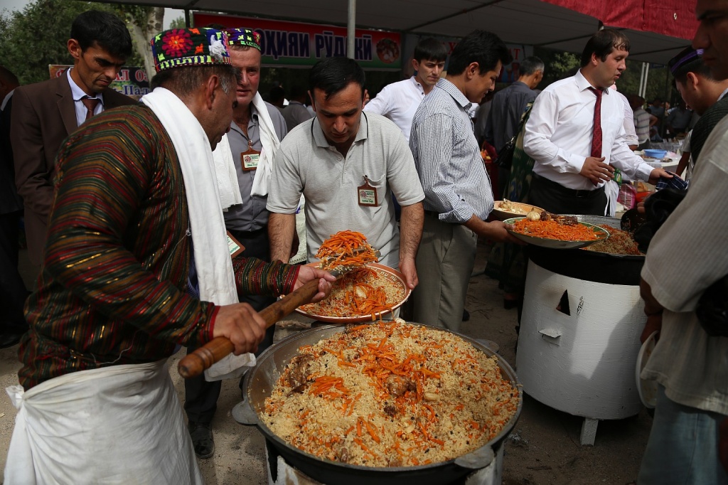Таджикский казан. Таджикский плов. Национальная еда таджиков. Национальная кухня Таджикистана. Национальный плов Таджикистана.