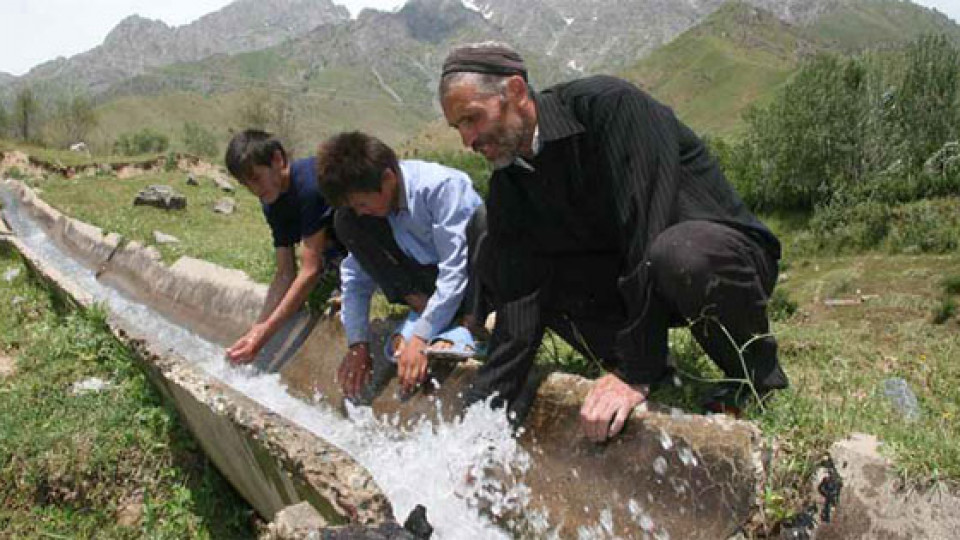 Чиста таджикский. Чистые воды Таджикистана. Питьевая вода Таджикистан. Водопровод в Таджикистане. Арык в Таджикистане.