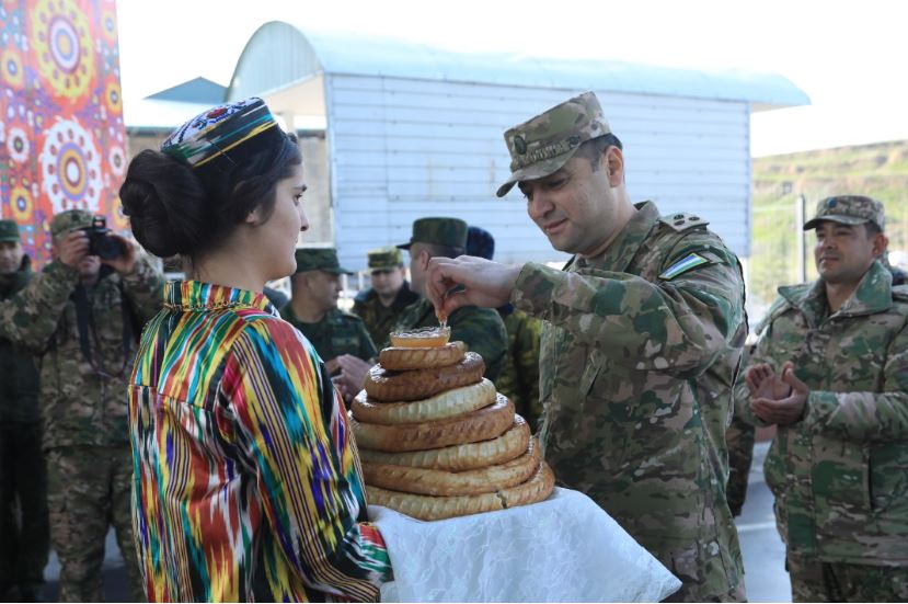 Таджикский и узбекский языки. Рахмон харби. Харбий сурат. Узбекистанский солдат. Таджикские солдаты.