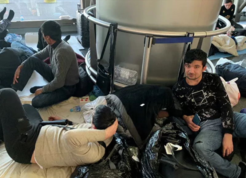Таджики в аэропорту. Узбеки в аэропорту. Мигранты в аэропорту. Таджики в самолете.