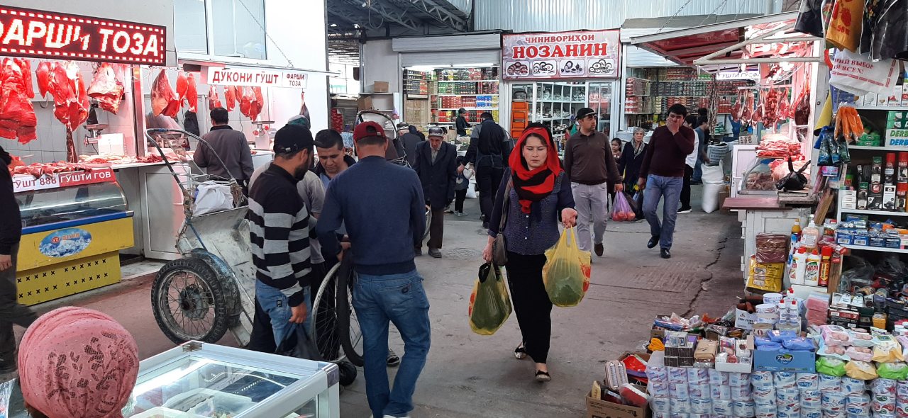 Банк худжанде. Худжанд универмаг. Город Худжанд универмага. Худжанд люди. Магазин анис в Худжанде.