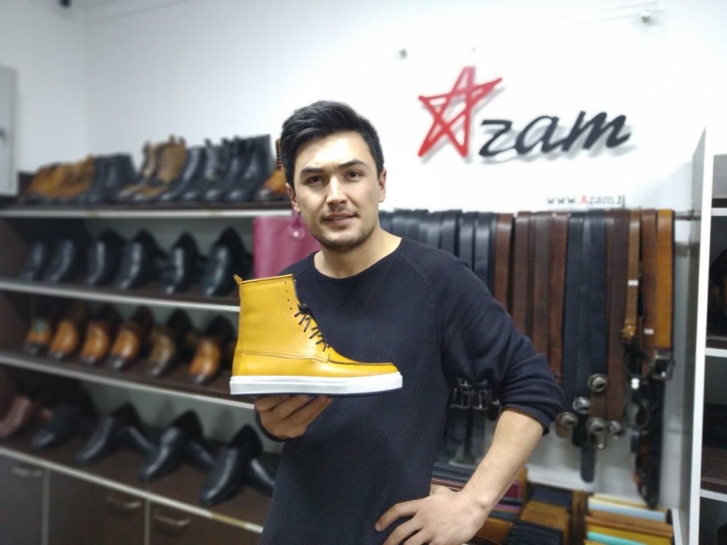 Таджик магазин. Обувь таджиков. Таджик в туфлях. Таджикистанская обувь. Azam обувь.