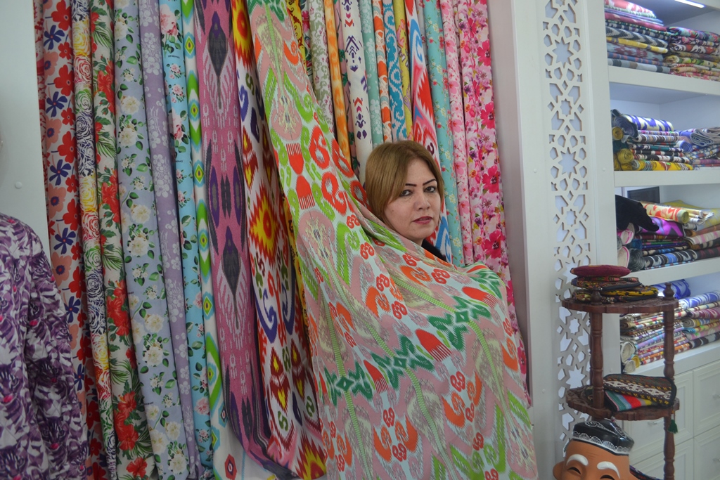 Узбекские товары. Ткани Таджикистана. Шелк из Таджикистана. Узбекские шёлковые ткани на базаре. Шелк в Таджикистане.