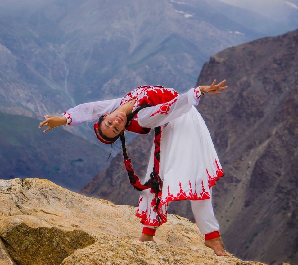 Песни памира. Памирский танец Моисеева. Ракс ансамбль Таджикистана. Таджикский национальный танец. Памирский костюм.