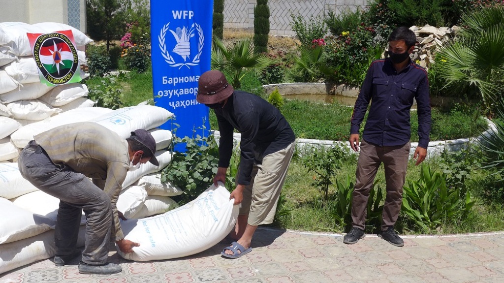 Впп оон окажет содействие таджикистану. Оказание гуманитарной помощи оон. Гуманитарная помощь страны африки. Международные организации. Помощь африке.