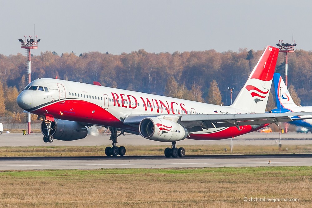 Ред вингс авиакомпания. Ту-204 Red Wings. Ту 214 ред Вингс. Red Wings Airlines авиакомпания. Суперджет 100 и ту 204.