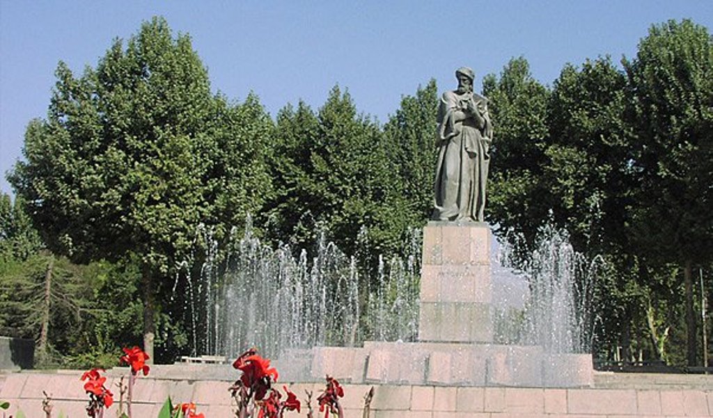 Душанбе сино. Душанбе памятник Абуали ибн Сино. Памятник АВИЦЕННЕ В Душанбе. Авиценна памятник в Душанбе. Памятник Абу Али ибн Сино.