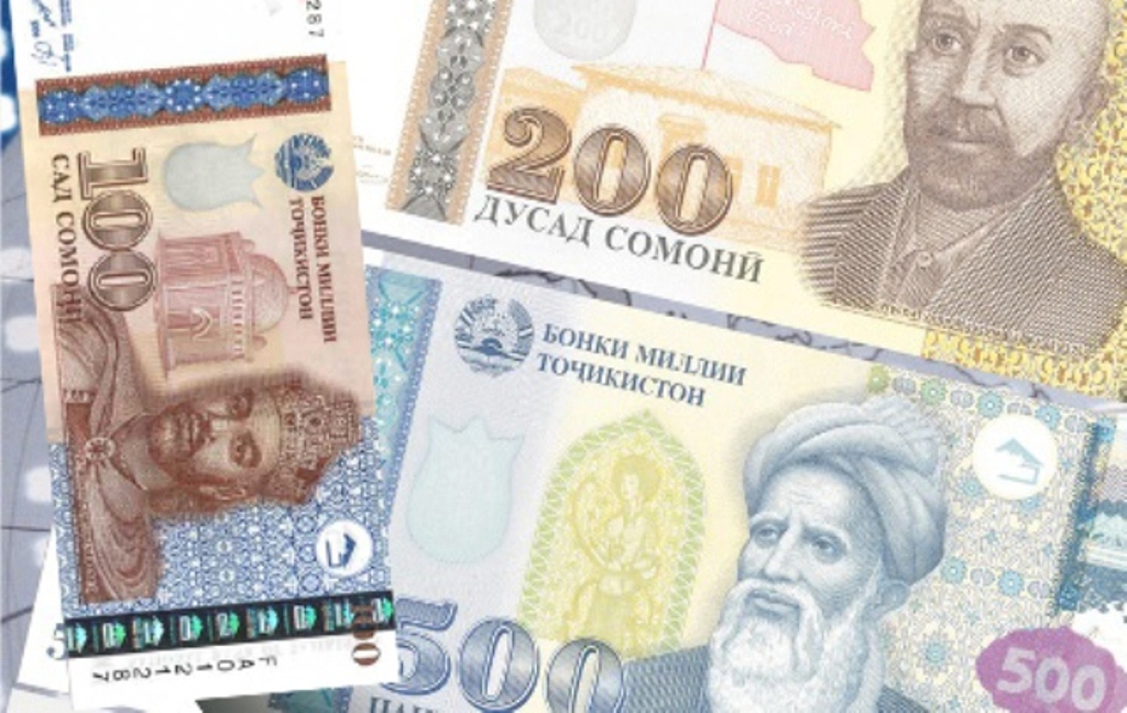 Сомони в сумах. Деньги Таджикистана. Таджикский Сомони. Деньги Сомони. Таджик с деньгами.