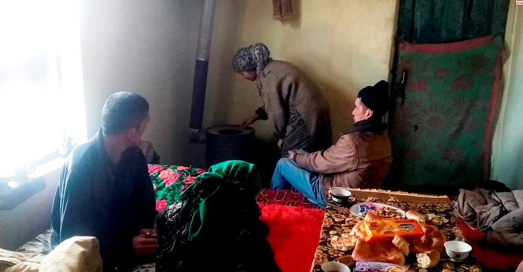 Таджиков поставили. Алкоголизм в Таджикистане. Голодные люди в Таджикистан. Канибадам Таджикистан. Дома в Таджикистане с буржуйкой.