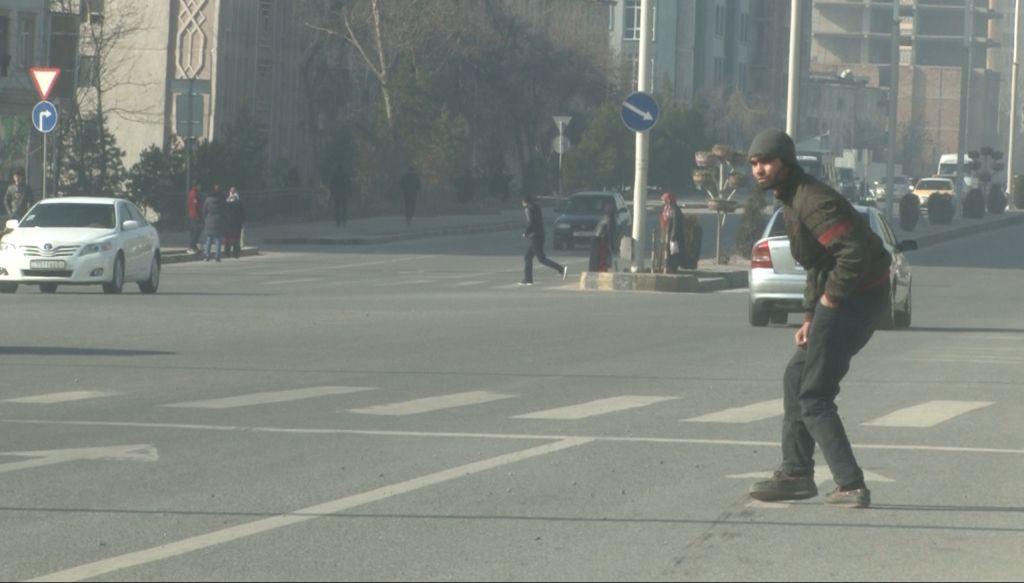 Челябинские таджики. Попрошайки Таджикистана. Попрошайки на дорогах Таджикистана. Таджики профессиональные нищие.