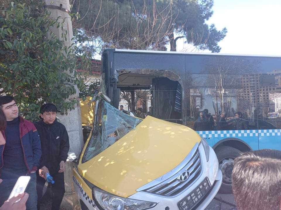 Дар Душанбе автобус таксиро "маҷақ" карду чанд нафар низ бистарӣ шуданд