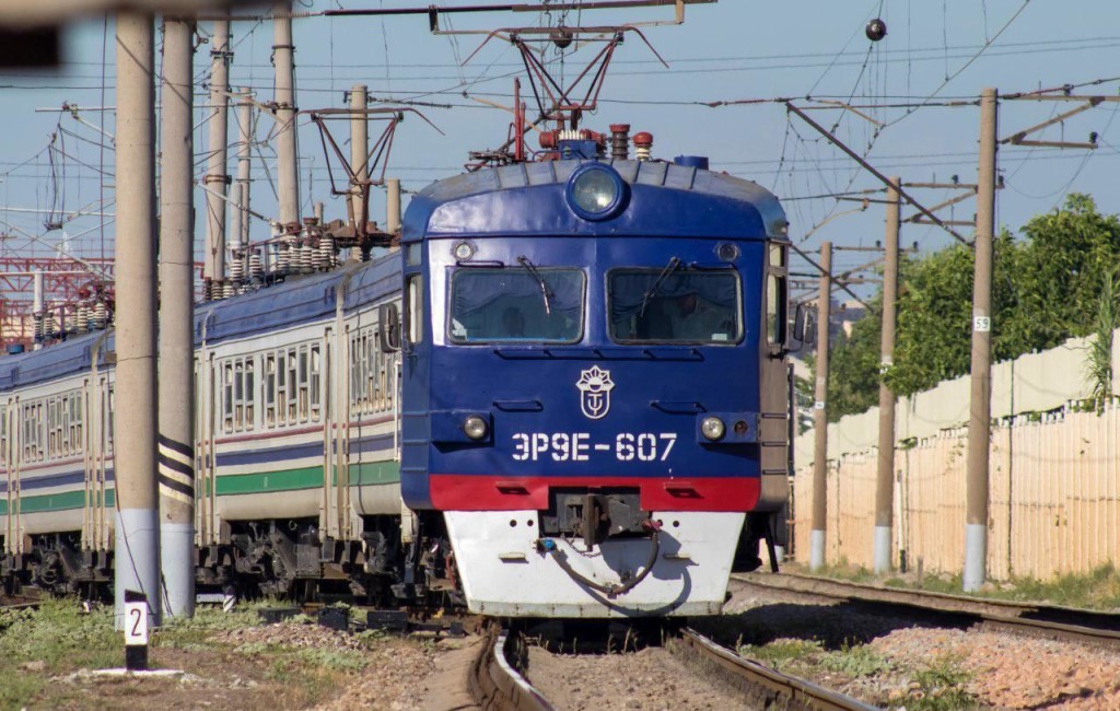 Әйел трусисыз мини юбка киеді. Сіз немен айналысасыз?