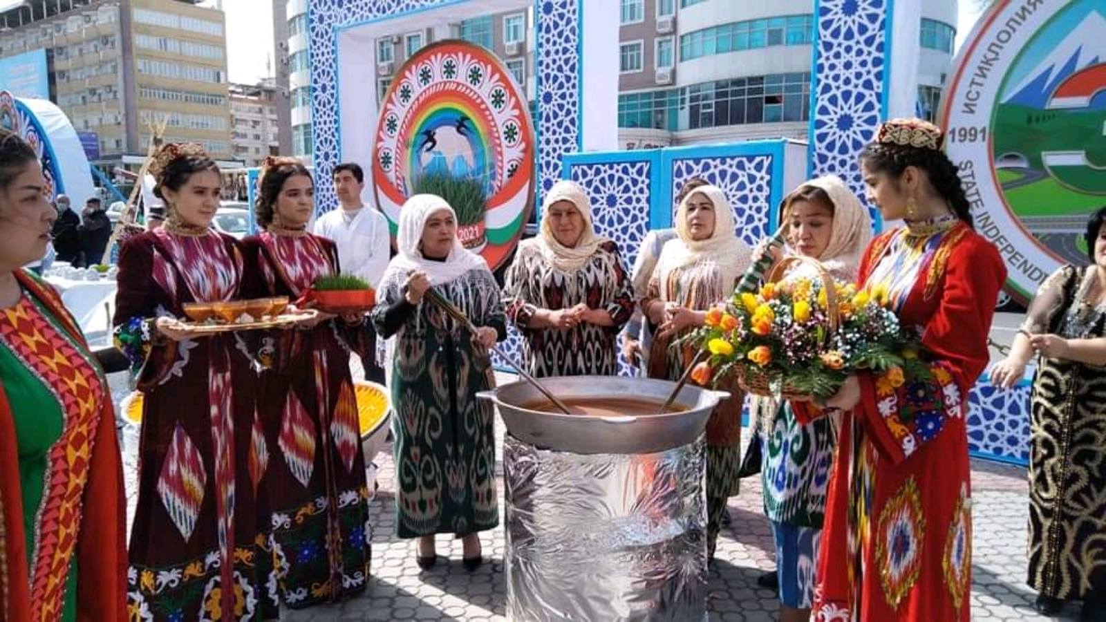 Таджики 2022. Таджикистан Навруз байрам. Навруз 2022 Узбекистан традиции. Весенний праздник Навруз в Узбекистане. Национальный праздник Навруз в Таджикистане.